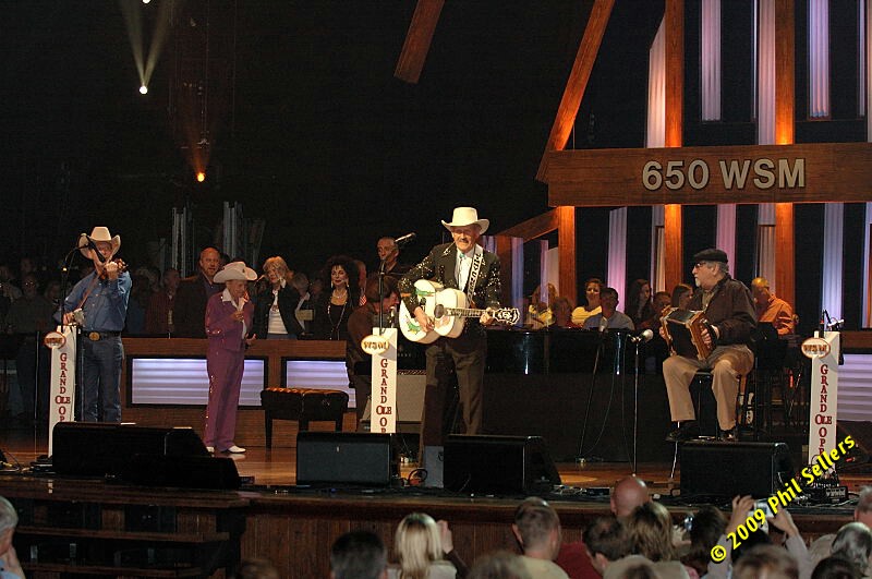 2009_Opry_25.jpg 115.9 KB